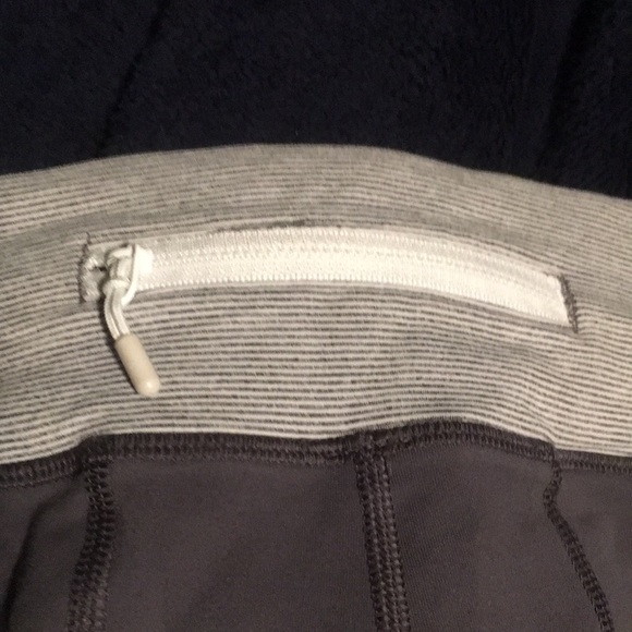 Lululemon mid rise running crop 21”size 4 - Picture 4 of 7